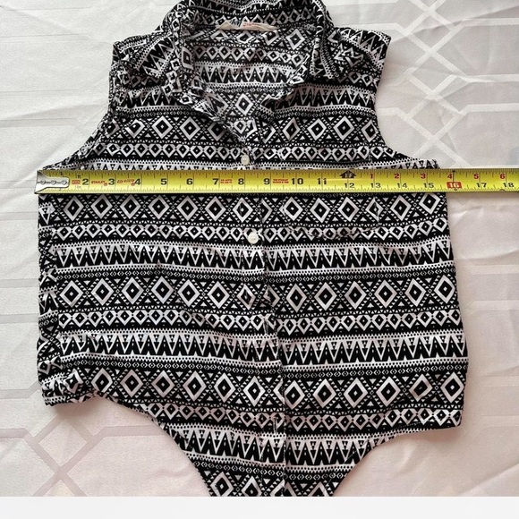 H&M 11/12 Black White Geometric Top button down tie front pocket sleeveless - Picture 5 of 5